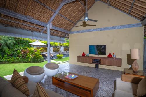 Palm Three-Bedroom Villa with Private Pool image 7