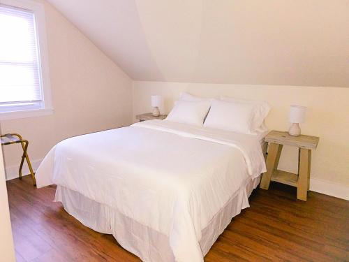 Cozy Coastal Cottage - image 2