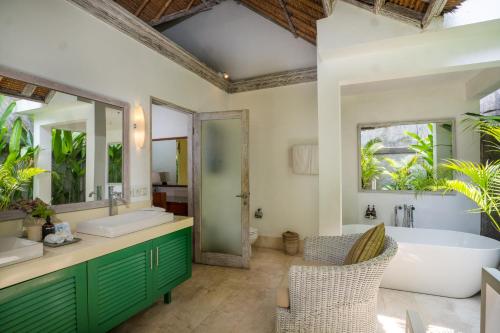 Palm Three-Bedroom Villa with Private Pool image 4