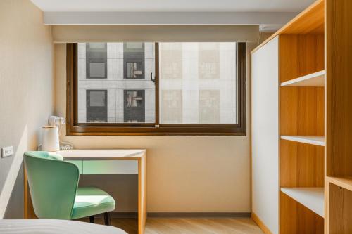 Standard Double Room image 10