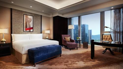 Deluxe King Non Smoking room in Vignette Collection Palm Springs Hotel Chengdu By IHG