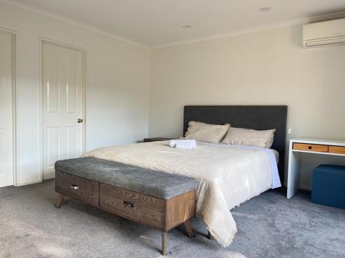 Family Retreat with Playground Views in East Tamaki, Auckland (photo 5)