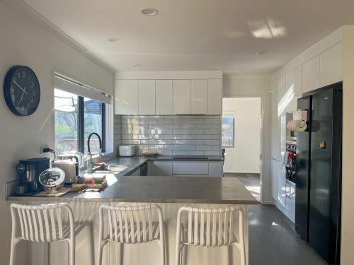 Family Retreat with Playground Views in East Tamaki, Auckland (photo 6)