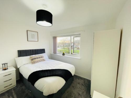 4 bed house in Wakefield free parking perfect for contractors families gîte à louer HMP Wakefield
