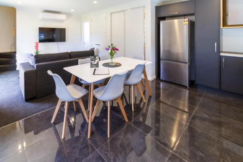 Relaxing stay across from Westfield mall Sleeps 6