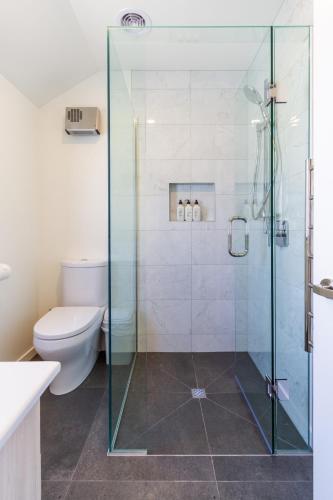 Relaxing stay across from Westfield mall Sleeps 6