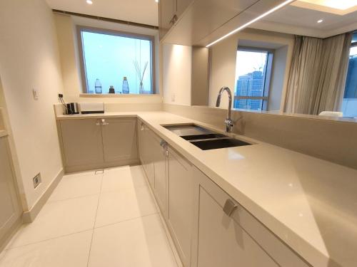 Luxurious 2-Bedroom Address Fountain Views Tower 2 Burj Khalifa view, Дубай (фото 7)