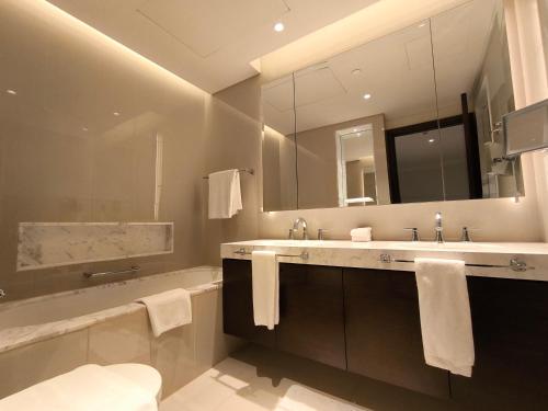 Luxurious 2-Bedroom Address Fountain Views Tower 2 Burj Khalifa view, Дубай (фото 8)