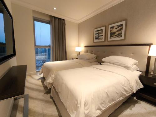 Luxurious 2-Bedroom Address Fountain Views Tower 2 Burj Khalifa view, Дубай (фото 3)