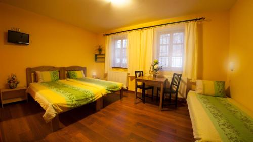 1 queen bed, 2 twin beds