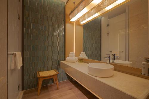Superior Double Room with Two Double Beds and Waterfall View image 4
