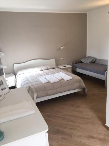 1 queen bed, 1 sofa bed