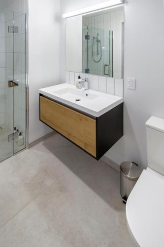 Single-Level Retreat 1 bed 1 bath With Balcony