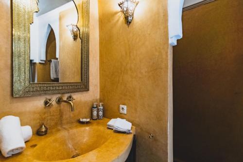 Double Room with Terrace image 4