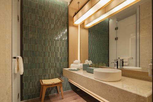 Superior Double Room with Two Double Beds and Waterfall View image 2