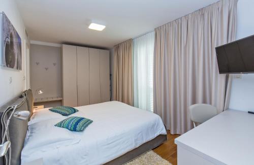 Deluxe Two-Bedroom Apartment with Terrace