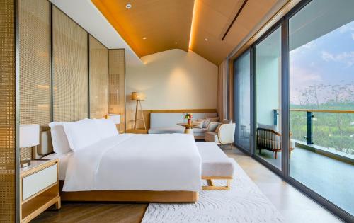 Deluxe King Room with Balcony and Park View - Hot Spring image 1