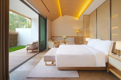 Deluxe King Room with Balcony and Park View - Hot Spring image 2