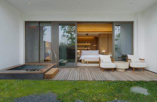 Deluxe King Room with Balcony and Park View - Hot Spring image 3