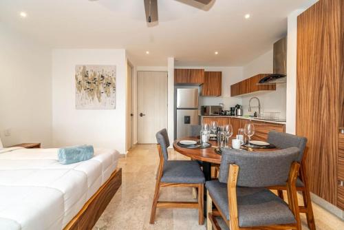 King Suite with Private Balcony Gym Rooftop Pool - image 3