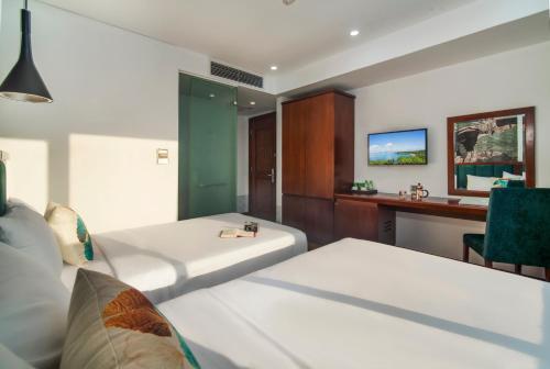 Deluxe Twin Room image 8