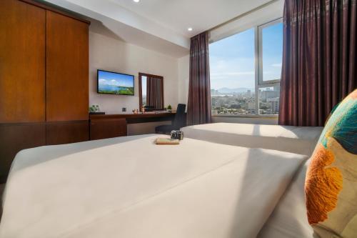 Deluxe Twin Room image 7