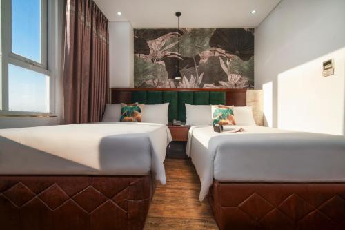Deluxe Twin Room image 1
