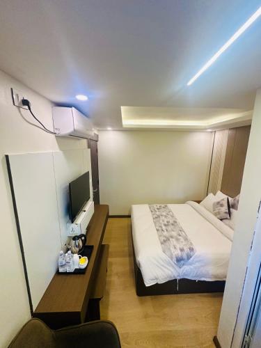 Deluxe Double Room image 5