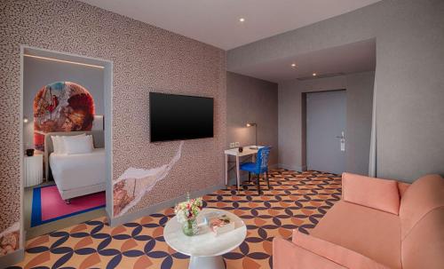room detail thumbnail 1