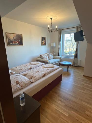 Bynovecky Zamecek in Růžová