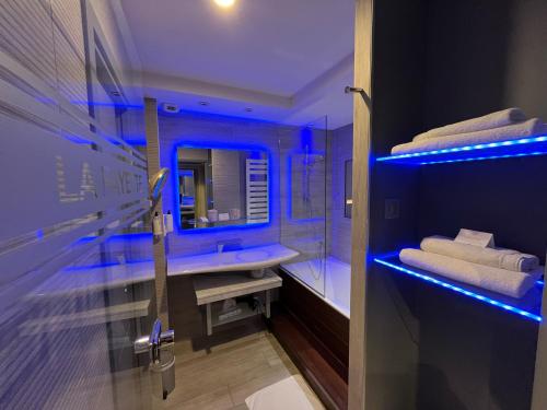 ห้องน้ำ, เบสท์ เวสเทิร์น พลัส ลา ฟาแยตต์ โฮเทล เอท สปา (Best Western Plus La Fayette Hotel et SPA) in เอปินาล