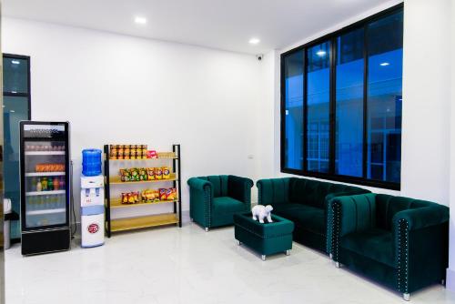 kawasan lounge/TV kongsi, Bear & Bird Hotel in Surat Thani