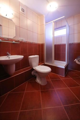 Quadruple Room image 2
