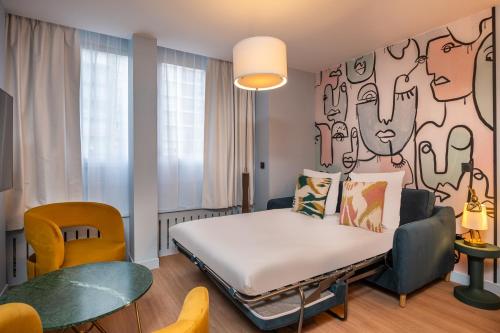 Two-Bedroom Deluxe Apartment image 9
