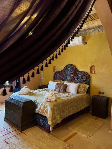 1 king bed, 2 sofa beds