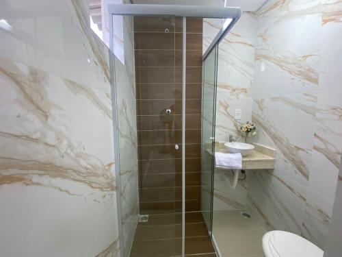 Bathroom, Linda casa em Guaiuba, Guaruja, 2 suites e piscina near Andradas Fort