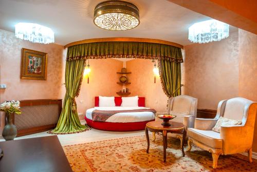 Deluxe Suite with Spa Bath image 6