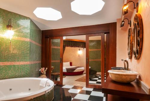 Deluxe Suite with Spa Bath image 7