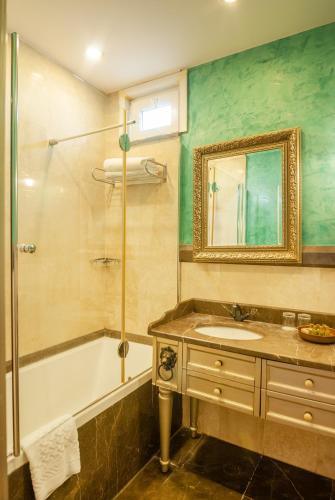 room detail thumbnail 2