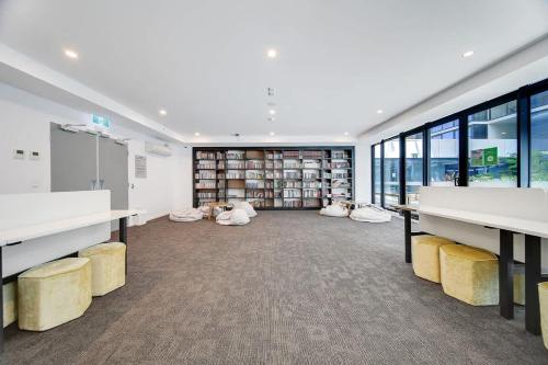 Charming CBD Escape 1BR Apartment with Pool and Gym - Tap to explore photos