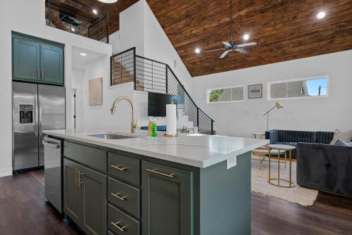 The Betty, on 2 acres Hot tub & 2 King Beds in Hot Springs, USA