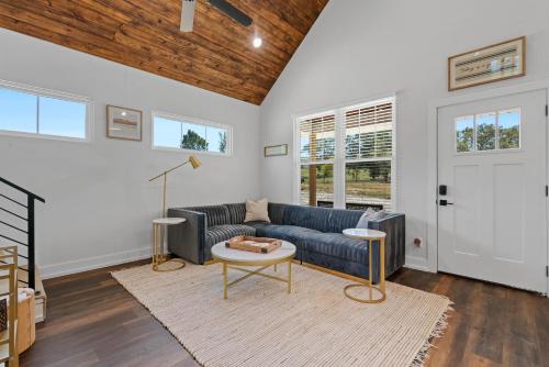 The Betty, on 2 acres Hot tub & 2 King Beds in Hot Springs, USA