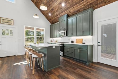The Betty, on 2 acres Hot tub & 2 King Beds in Hot Springs, USA