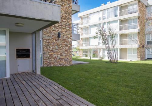 One-Bedroom Apartment image 9