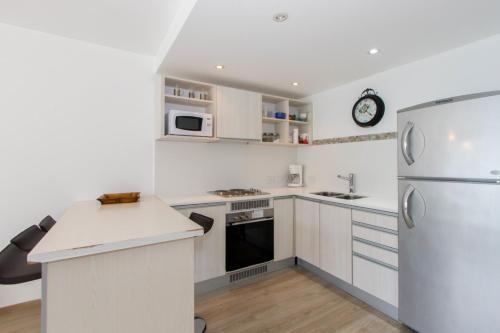 One-Bedroom Apartment image 7