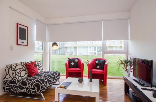One-Bedroom Apartment image 4