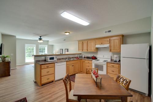 Ground-Floor Retreat Only 1 Mi to Cloudland Canyon in Rising Fawn, USA