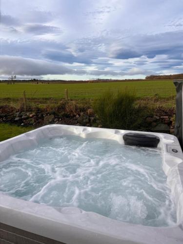 Luxury 3 bedroom country cottage with hot tub gîte à louer Craigo