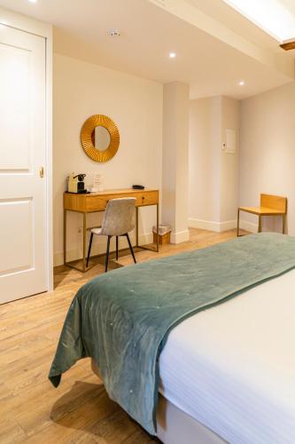 Suite with City View image 5