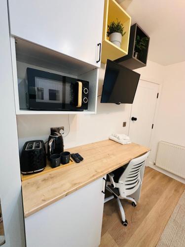 R4 - Elegant Private Room with Kitchenette near QE Hospital Harborne, Birmingham (fotografie 3)